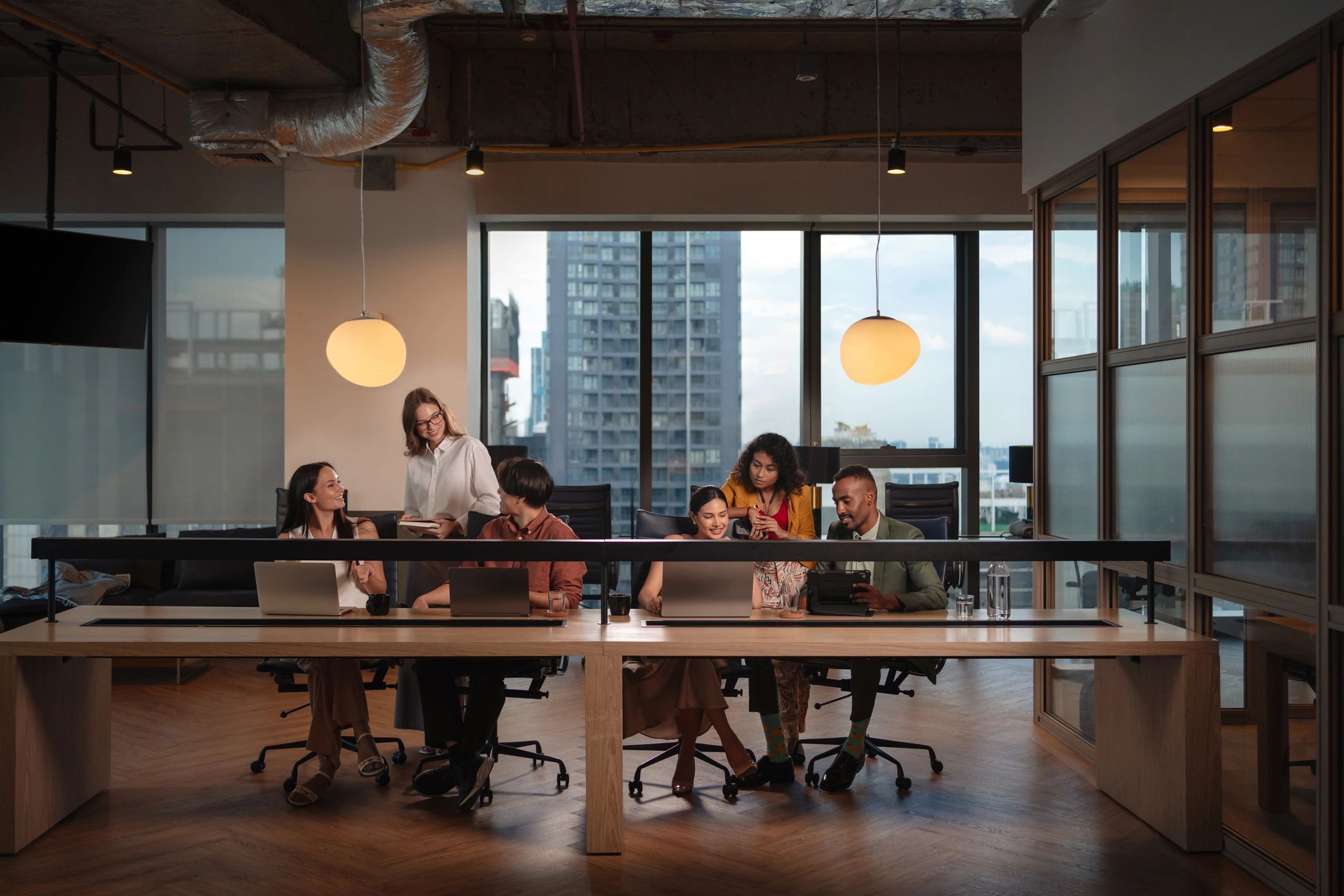 Equipo de trabajo colaborando en oficina moderna